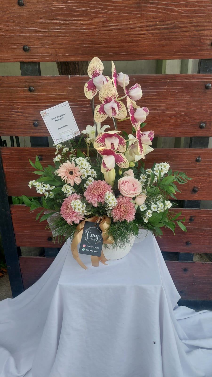 Rangkaian Bunga Anggrek dan Bunga Segar 600k